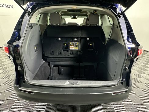 Used 2021 Toyota Sienna LE image 31