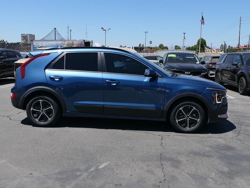 Used 2023 Kia Niro EX FWD image 2