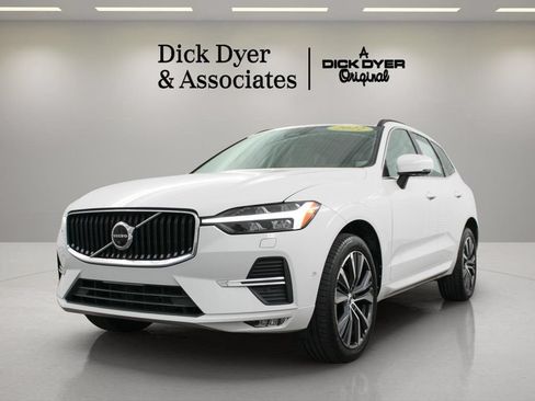 Used 2022 Volvo XC60 B5 Momentum w/ Advanced Package FWD image 5