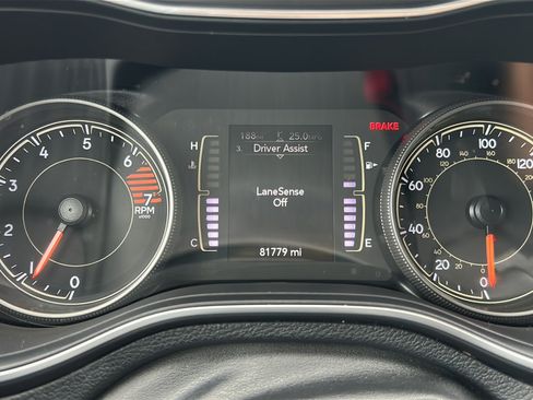 Used 2021 Jeep Cherokee Latitude Plus FWD image 27