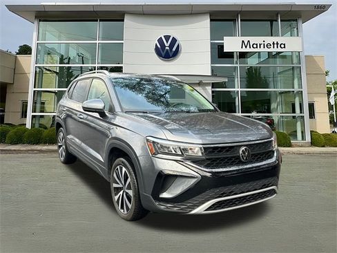 Certified 2024 Volkswagen Taos SE image 1