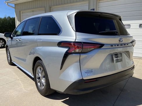 Used 2022 Toyota Sienna LE AWD/4WD image 5
