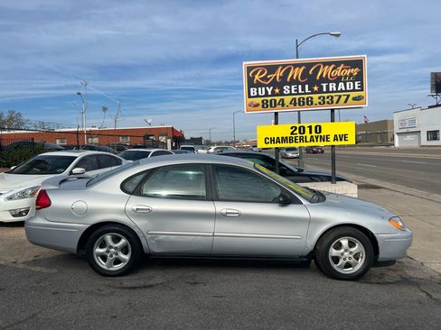 Used 2005 Ford Taurus SE image 2