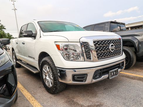 Used 2018 Nissan Titan SV AWD/4WD image 6