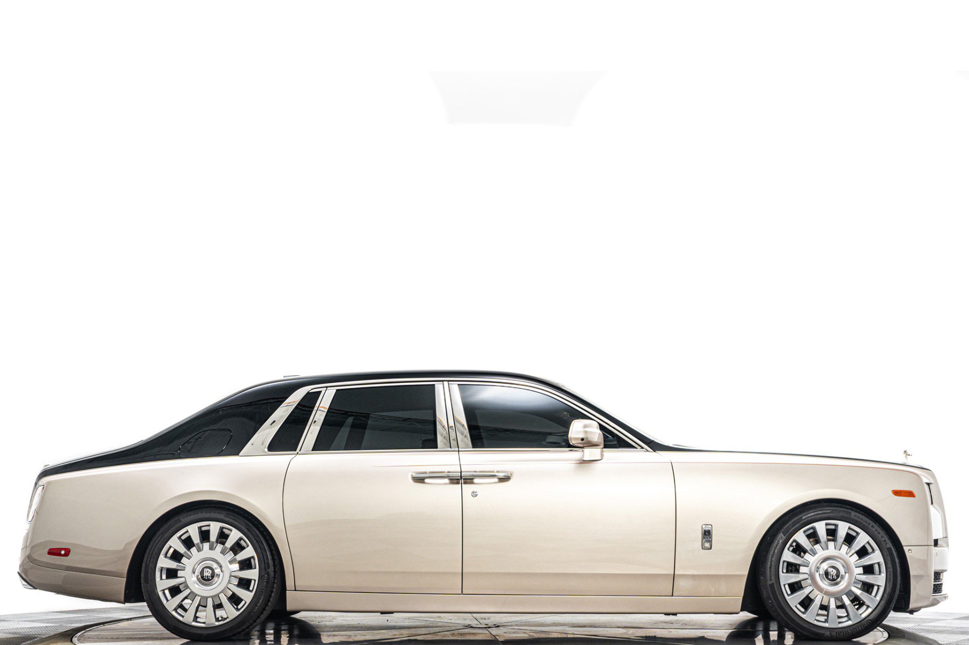Used 2019 Rolls-Royce Phantom Sedan RWD image 2
