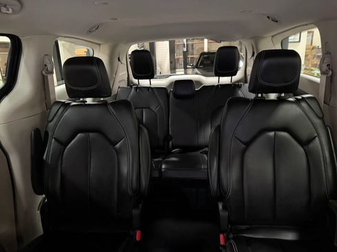 Used 2023 Chrysler Pacifica Touring-L FWD image 46