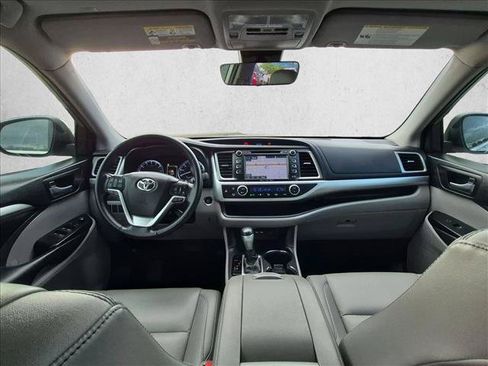 Used 2019 Toyota Highlander XLE FWD image 14