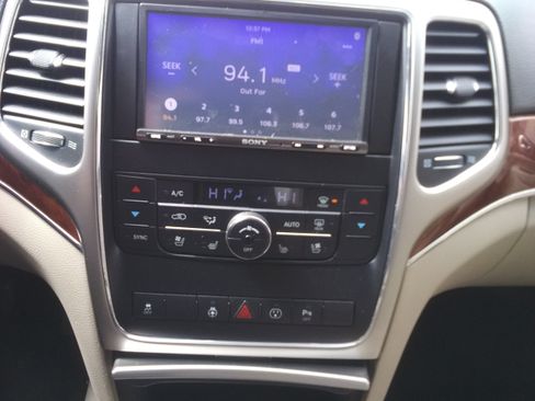 Used 2013 Jeep Grand Cherokee Limited w/ Luxury Group II AWD/4WD image 18