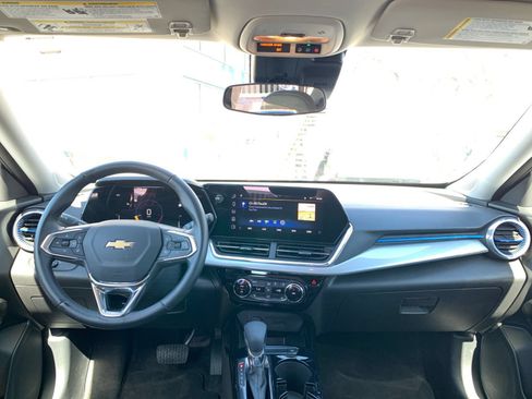 Used 2025 Chevrolet Trax LT w/ LT Convenience Package FWD image 32
