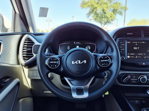 Used 2025 Kia Soul LX image 19