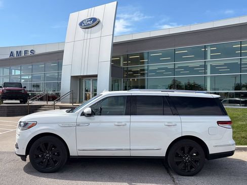 Used 2023 Lincoln Navigator Reserve AWD/4WD image 3
