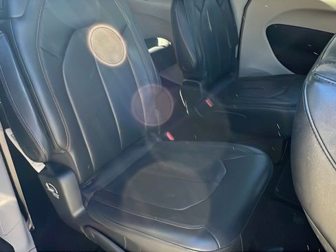 Used 2018 Chrysler Pacifica Touring-L image 21