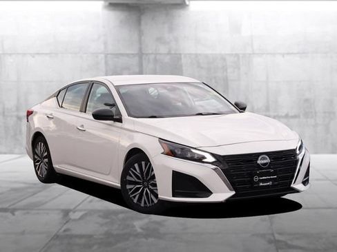 Certified 2025 Nissan Altima 2.5 SV FWD image 2