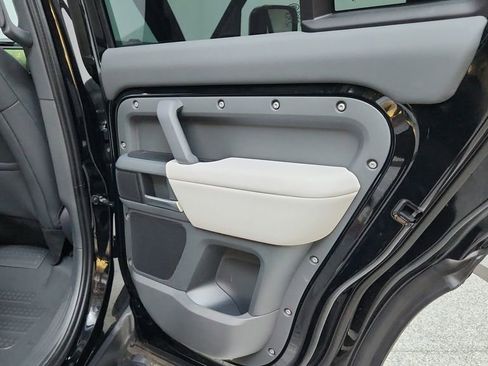 Used 2025 Land Rover Defender 110 S image 41