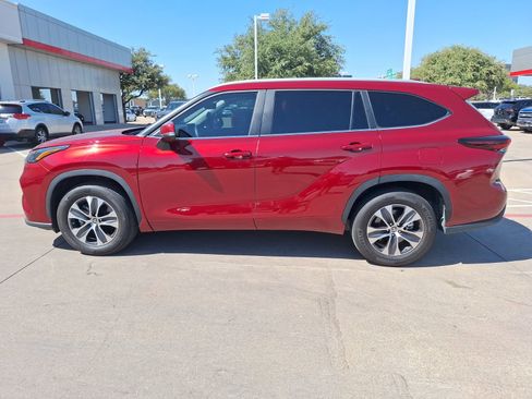 Used 2024 Toyota Highlander LE image 3