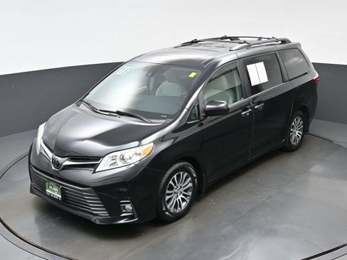 Used 2018 Toyota Sienna XLE Premium w/ Carpet Mat Package FWD image 38