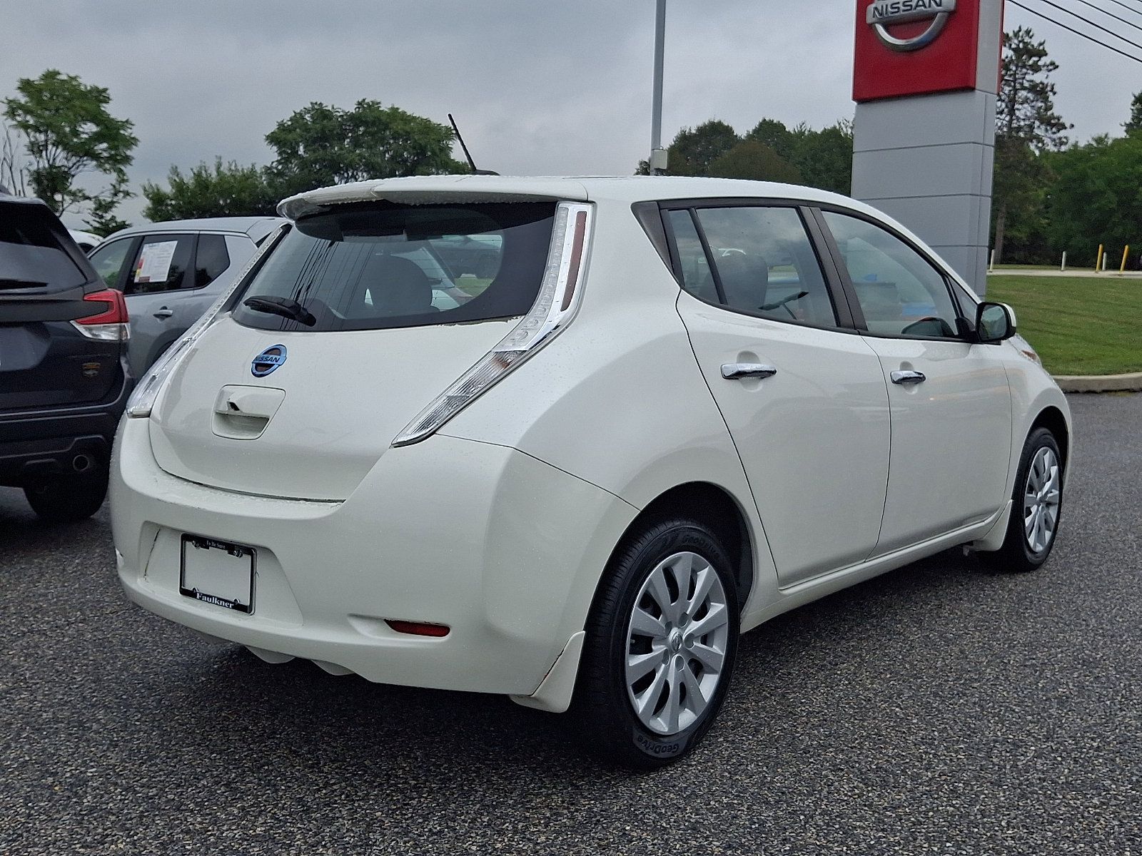 Used 2015 Nissan Leaf S FWD image 6