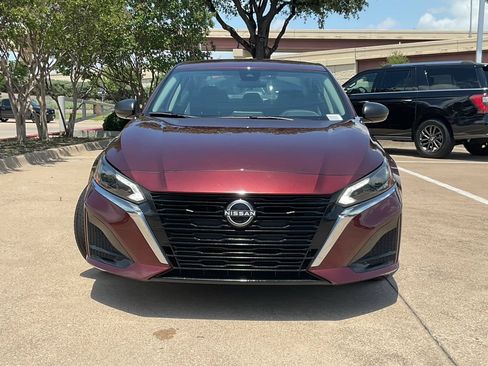 Used 2025 Nissan Altima 2.5 SV FWD image 2