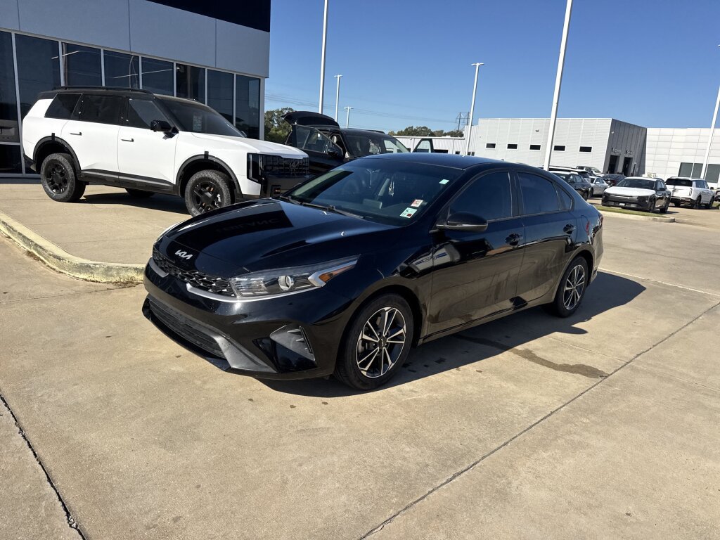 Used 2022 Kia Forte LXS w/ LXS Technology Package FWD image 2