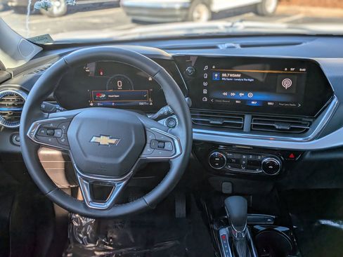 Used 2025 Chevrolet Trax LT w/ LT Convenience Package image 18