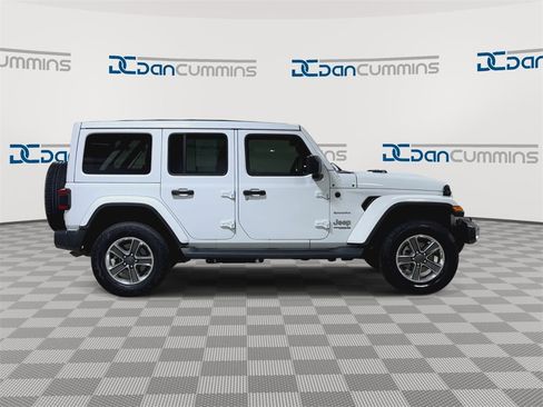 Used 2020 Jeep Wrangler Unlimited Sahara image 9