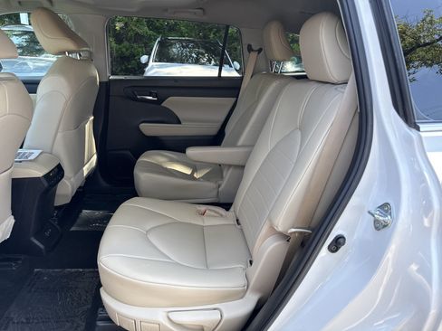 Used 2023 Toyota Highlander XLE FWD image 35