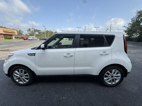 Used 2017 Kia Soul + FWD image 4