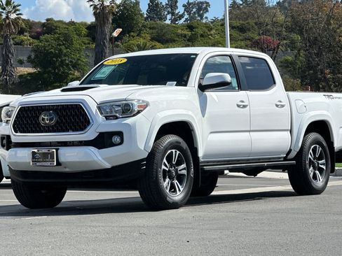 Used 2018 Toyota Tacoma TRD Sport w/ Technology Package image 7
