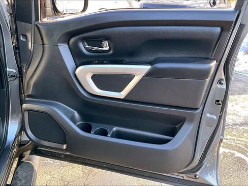 Used 2019 Nissan Titan SV w/ SV Convenience Package image 12