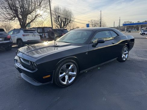 Used 2014 Dodge Challenger SXT RWD image 3