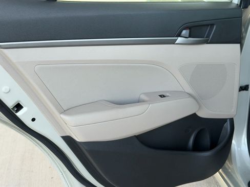Used 2017 Hyundai Elantra SE FWD image 24