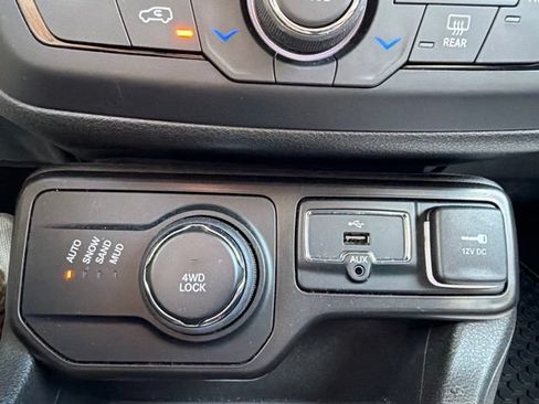 Used 2020 Jeep Renegade Latitude w/ Cold Weather Group AWD/4WD image 28