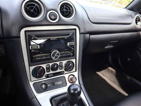 Used 2003 MAZDA MX-5 Miata RWD image 24