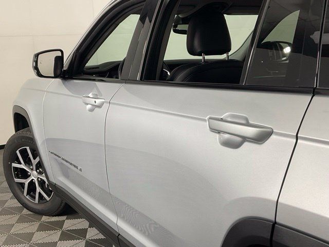 Used 2023 Jeep Grand Cherokee L Limited AWD/4WD image 36
