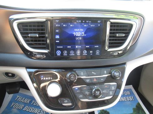 Used 2017 Chrysler Pacifica Touring-L image 23