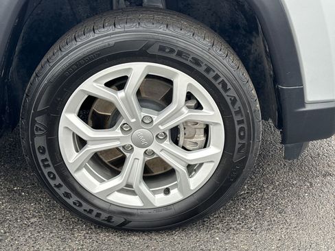 Used 2024 Jeep Compass Latitude w/ Sun and Sound Group image 9