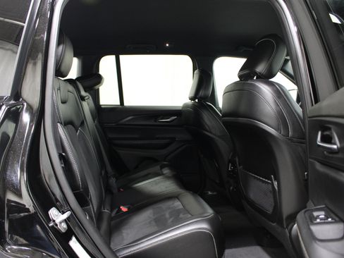 Used 2025 Jeep Grand Cherokee Altitude AWD/4WD image 23