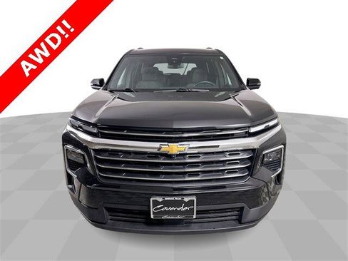 Used 2024 Chevrolet Traverse LT image 3