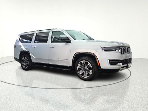 Used 2024 Jeep Wagoneer L Series II w/ Flexible Seating Group AWD/4WD image 9