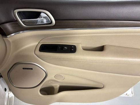 Used 2017 Jeep Grand Cherokee Overland w/ Jeep Active Safety Group image 12