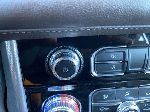 Used 2022 GMC Yukon XL Denali image 17