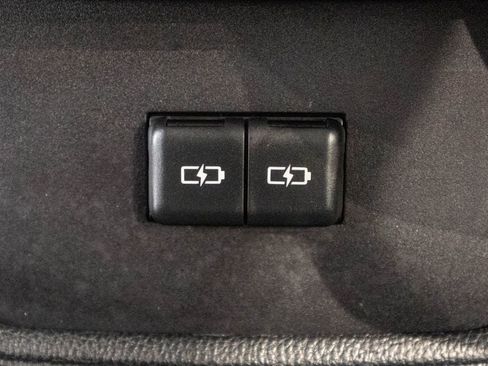 Used 2024 Toyota Highlander LE AWD/4WD image 32