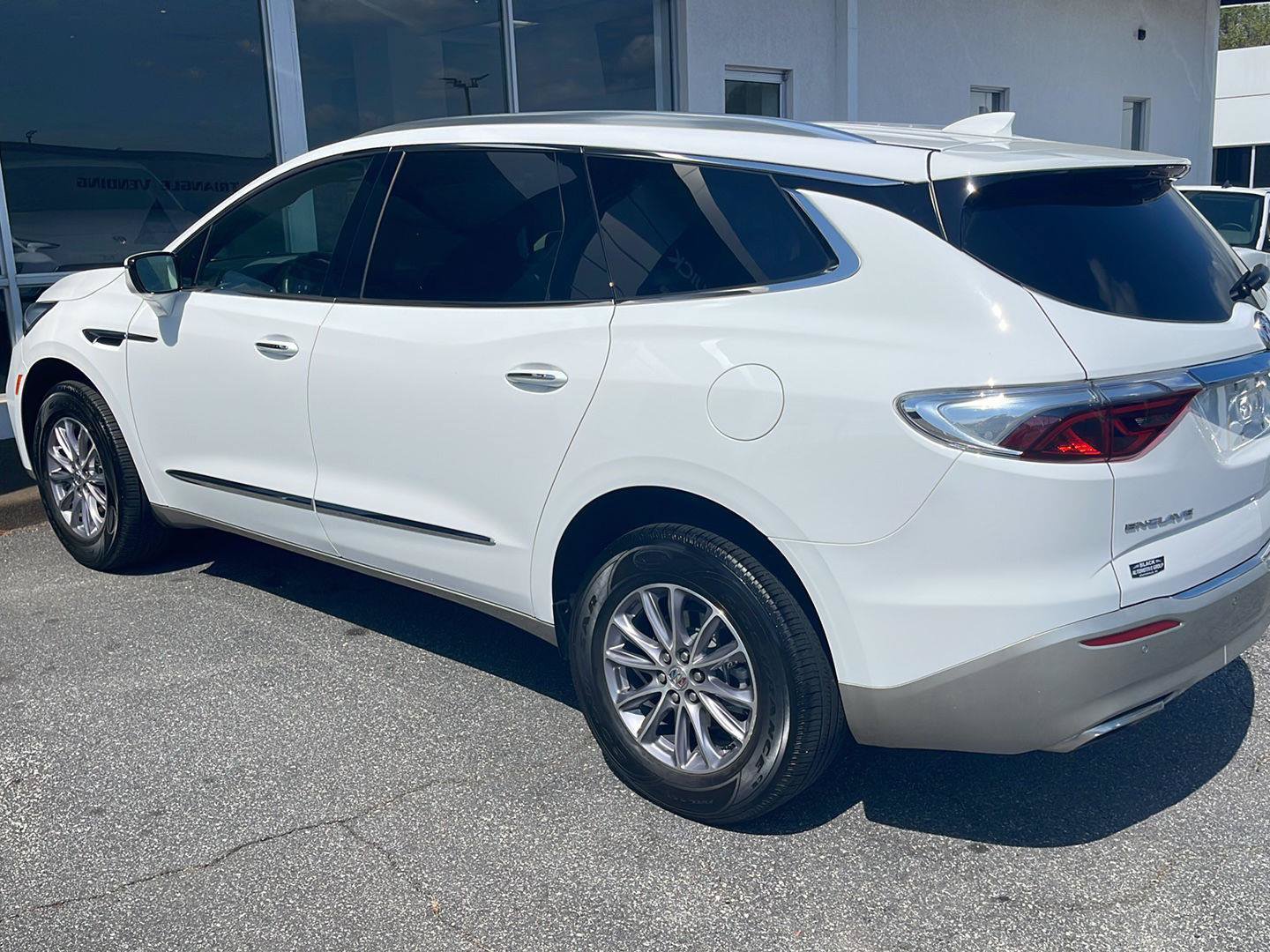 Used 2024 Buick Enclave Essence FWD image 2