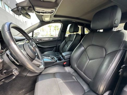 Certified 2023 Porsche Macan image 5