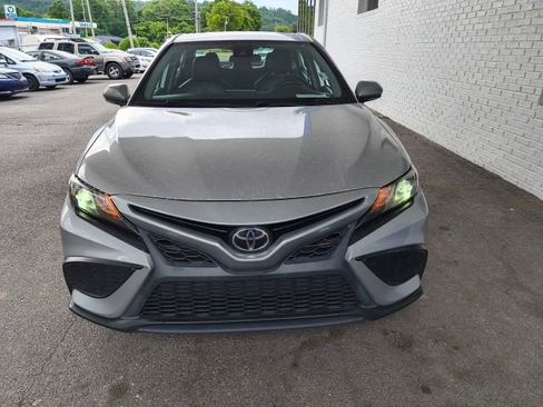 Used 2022 Toyota Camry SE FWD image 3
