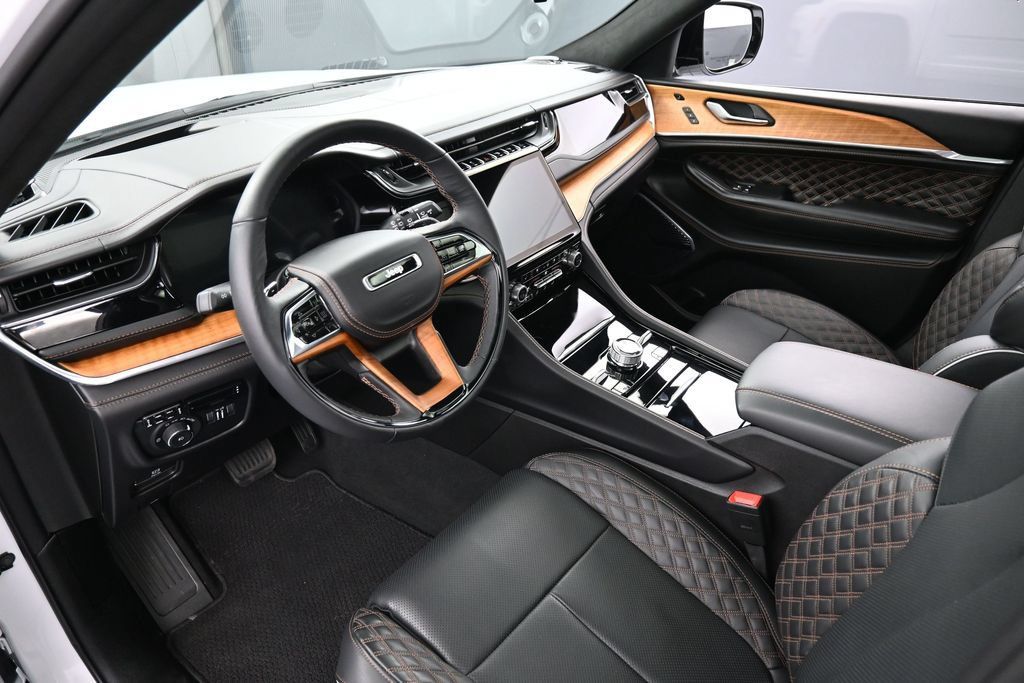 Used 2025 Jeep Grand Cherokee L Summit AWD/4WD image 4