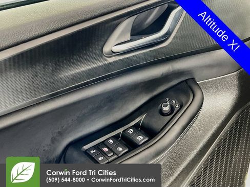 Used 2025 Jeep Grand Cherokee Altitude AWD/4WD image 12