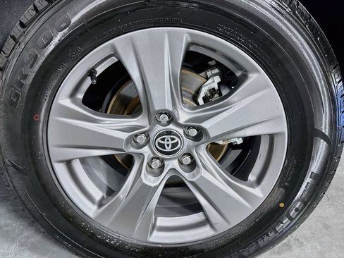 Used 2024 Toyota RAV4 XLE AWD/4WD image 31