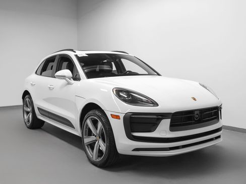 Certified 2023 Porsche Macan image 10