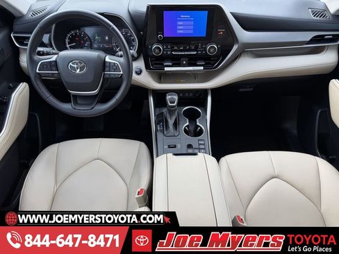 Used 2024 Toyota Highlander XLE image 13
